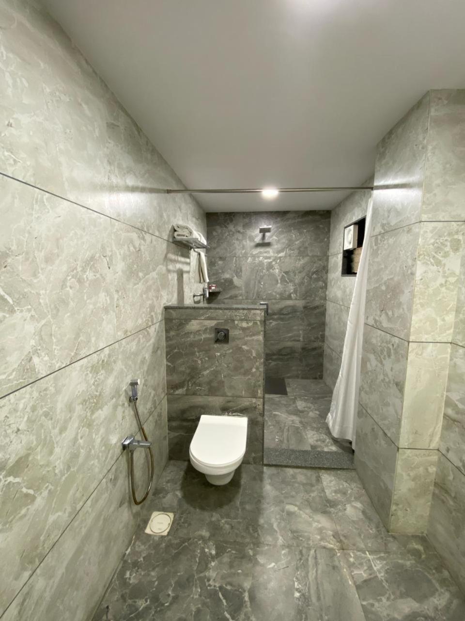 Lords Eco Inn Navsari ภายนอก รูปภาพ
